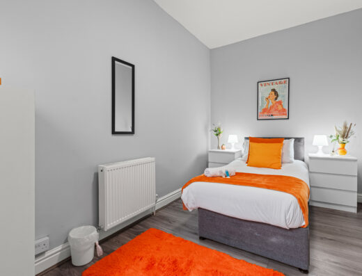 6 Bedroom House for Relocation Stays – Fast WiFi